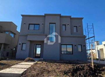 Casa · 153m² · 4 Ambientes · 2 Cocheras · Casa en Venta en Santa Sofia, Pilar del Este, Pilar