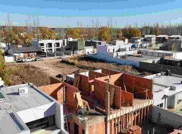 Casa · 107m² · 2 Ambientes · 1 Cochera · Venta de Duplex en Pozo en Centenario
