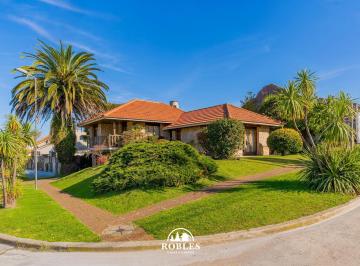 Casa · 176m² · 4 Ambientes · Chalet en Esquina del Barrio San Carlos