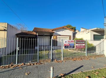 Casa de 6 ambientes, Almirante Brown · Chalet Al Frente Sobre Amplio Lote de 10x65, con Segundo Chalet.