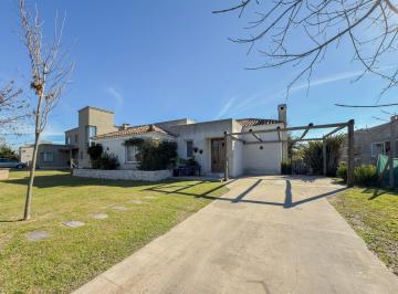 Casa · 215m² · 4 Ambientes · 2 Cocheras · Casa en Venta en El Canton con Pileta Lote Interno