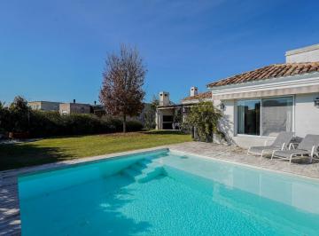 Casa · 215m² · 5 Ambientes · 2 Cocheras · Casa en Venta en El Canton con Pileta Lote Interno
