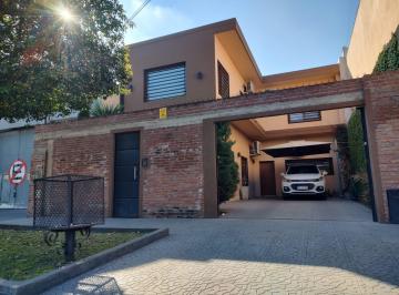 Casa de 5 ambientes, Almirante Brown · Venta de Casa en Longchamps, Imponente, Moderna, con Exquisitos Detalles