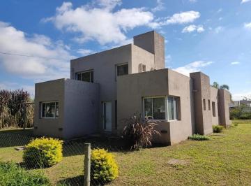 Casa · 200m² · 4 Ambientes · 6 Cocheras · Exc. Casa 3 Dorm C/gge - Pileta Jardin B° Los Olmos Cerrillos