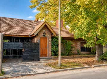 Casa 300m² Venta Castelar · Castelar Norte - Venta - Chalet 7 Ambientes