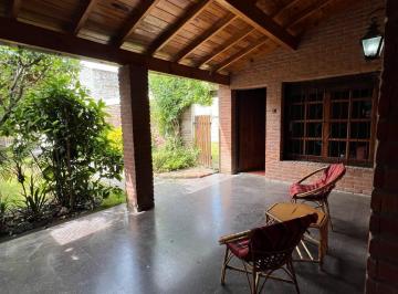 Casa · 340m² · 4 Ambientes · 3 Cocheras · Venta de Casa 4 Ambientes + Galpón en El Frente - Ciudad de Miramar.