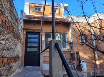 PH de 1 ambiente, Vicente López · PH en Primer Piso por Escalera de 2 Ambientes y Medio con Pequeño Balcón.