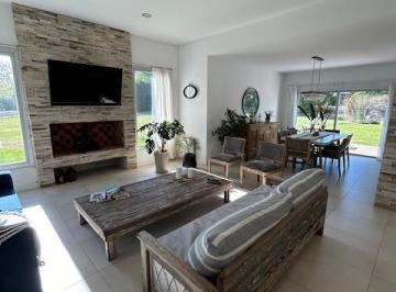 Casa · 260m² · 5 Ambientes · 2 Cocheras · Casa en Rumenco