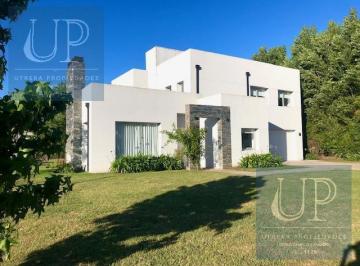 Casa · 260m² · 5 Ambientes · 2 Cocheras · Casa en Rumenco