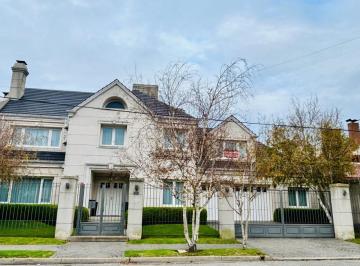 Casa · 391m² · 5 Ambientes · 2 Cocheras · Casa en El Tradicional Barrio Divino Rostro