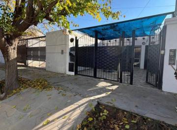 Casa · 55m² · 6 Ambientes · 1 Cochera · Comoda y Funcional Vivienda, Jardines de Uruiza