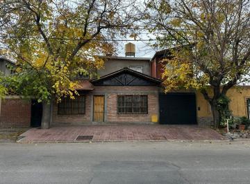 Casa · 271m² · 8 Ambientes · 1 Cochera · Excelente Casa en Venta en Pedro del Castillo
