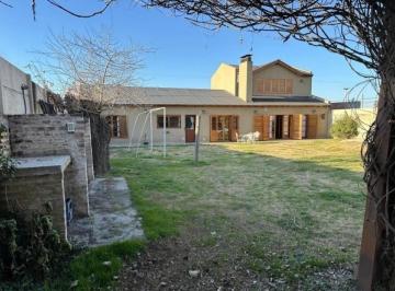 Casa · 200m² · 3 Ambientes · 3 Cocheras · Casa en Venta - 2 Dorm. 2 Baños - Tandil