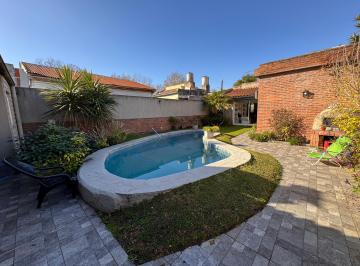 Casa de 4 ambientes, Quilmes · Casa 4 Ambientes con Pileta, Quincho y Cochera en Venta
