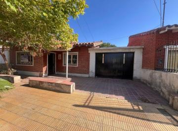 Casa · 120m² · 4 Ambientes · 2 Cocheras · Venta Casa a Reciclar en Dorrego, Guaymallén