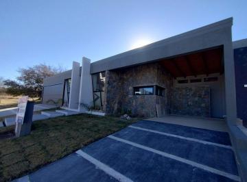 Casa · 173m² · 6 Ambientes · 6 Cocheras · Casa con Patio en Venta Costas de Manantiales