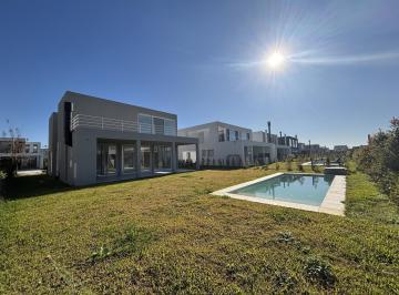 Casa · 210m² · 4 Ambientes · 2 Cocheras · Casa en Venta en Carpinchos Nordelta
