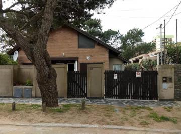 Casa · 150m² · 6 Ambientes · 1 Cochera · Casa Venta 4 Dorm. 2 Baños 1 Cochera 1 Patio 230 m² Totales - Santa Teresita