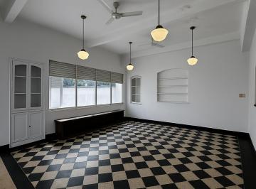 Casa · 150m² · 5 Ambientes · Casa con Amplios Ambientes y Jardín en Barrio Ingles