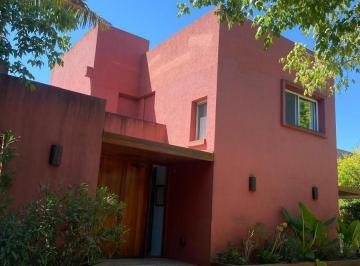 Casa · 221m² · 5 Ambientes · 2 Cocheras · Casa en Venta en Barrio Santa Maria de Los Olivos