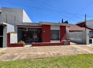 Casa · 85m² · 4 Ambientes · 1 Cochera · Casa en Venta en Lomas de Zamora, G. B. a. Zona Sur, Argentina