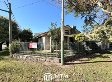 Casa · 156m² · 2 Dormitorios · 1 Cochera · Casa en Venta Rosario, Lomas de Alberdi.