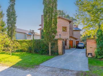 Casa · 213m² · 5 Ambientes · Casa 5 Ambientes Sobre Lote de 1.200 m² en Barrio Montemar