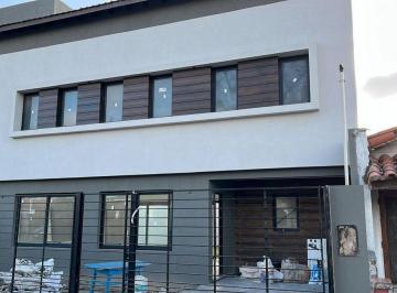 Casa · 182m² · 5 Ambientes · 1 Cochera · Venta Triplex 5 Amb - Jardín - Cochera - Ciudad Jardín