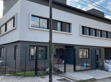 Casa · 160m² · 5 Ambientes · 1 Cochera · Venta Triplex 5 Amb - Esq. - Jardín - Cocheras - C. Jardín