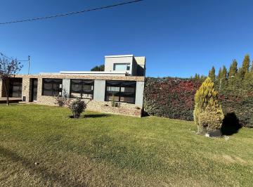 Casa · 340m² · 7 Ambientes · 1 Cochera · Vende Casa Gerencial Barrio Manzanos 3 Dorm.