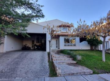 Casa · 280m² · 3 Dormitorios · 2 Cocheras · Casa en Alquiler