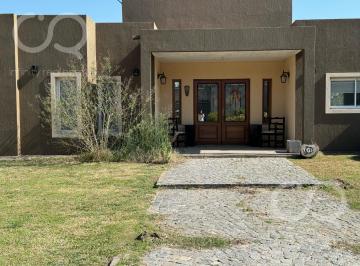 Casa · 330m² · 5 Ambientes · 4 Cocheras · Casa en Barrio Fincas de San Vicente Chacras