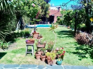 Casa · 339m² · 5 Ambientes · 2 Cocheras · Casa en Venta – 5 Ambientes con Pileta, Quincho y Jardín – Florida, Vicente López