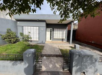 Casa · 110m² · 3 Ambientes · 1 Cochera · Casa en Venta 3 Ambientes con Jardín, Galpón y Espacio Guardacoche, Apta Crédito - Wilde
