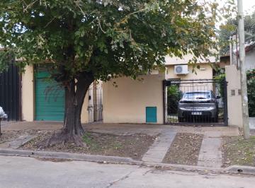 Casa de 4 ambientes, Morón · Castelar Sur - Venta - Casa + Depto en Planta Alta