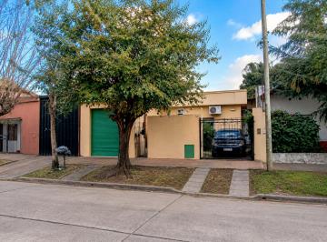 Casa en Venta de 4 ambientes Castelar · Castelar Sur - Venta - Casa + Depto en Planta Alta