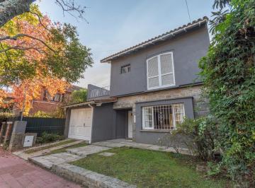 Casa · 244m² · 5 Ambientes · 1 Cochera · Casa en Venta en Martínez de Vías a Libertador, Muy Buena Calidad.
