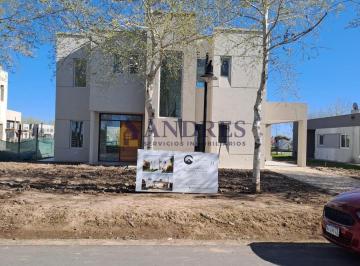 Casa · 156m² · 4 Ambientes · 1 Cochera · Casa en Venta en Barrio Haras del Sur III