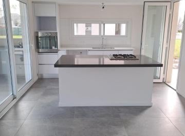 Casa · 144m² · 4 Ambientes · 1 Cochera · Casa en Venta en Barrio Haras del Sur III