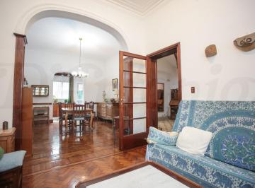 Casa · 283m² · 6 Ambientes · 1 Cochera · Casa Sobre Lote Propio con 4 Dorm. y Dependencia de Servicio. Garage. 2° Comodidad Al Fondo