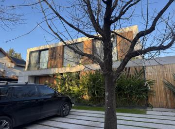 Casa · 680m² · 6 Ambientes · 2 Cocheras · Conquipropiedades - Alquiler Anual - Casa en Santa Barbara