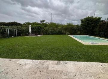 Casa · 680m² · 6 Ambientes · 2 Cocheras · Conquipropiedades - Alquiler Anual - Casa en Santa Barbara