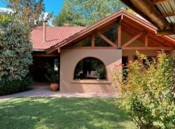 Casa · 210m² · 8 Ambientes · 2 Cocheras · Se Alquila Casa en Chacras de Coria