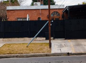Casa de 4 ambientes, Hurlingham · Casa con Local Sobre Coraceros y Poeta Risso