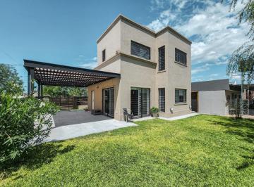 Casa · 88m² · 4 Ambientes · 1 Cochera · Casa de 2 Dorm. con 2 Baños, Pileta y Galería