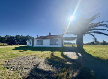 Casa · 10000m² · 6 Ambientes · 1 Cochera · Casa en Alquiler de 4 Dorm. y 5 Baños con un Terreno de 1 Hectárea en Laguna de Los Patos Colo