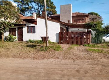 Casa · 120m² · 6 Ambientes · 1 Cochera · Casa en Venta - 4 Dorm. 2 Baños - Cochera - 182 m² - Villa Gesell