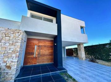 Casa · 280m² · 5 Ambientes · 2 Cocheras · Casa de Cat. en Alquiler 5 Amb B Priv Carrascal