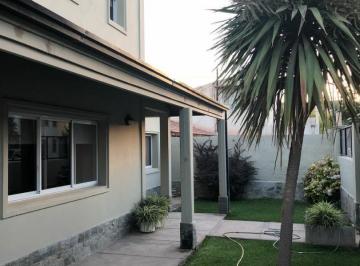 Casa · 320m² · 4 Ambientes · 2 Cocheras · Casa Nivel Gerencial - Rincón de Emilio Nqn