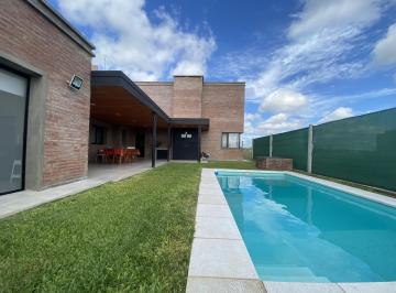 Casa · 150m² · 6 Ambientes · 2 Cocheras · Casa a La Venta 3 Dorm. Patio Verde y Piscina en Don Mateo Funes